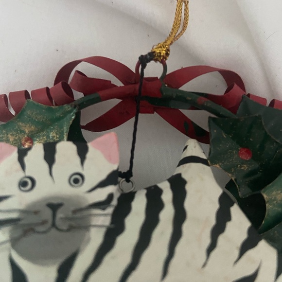 Vintage Christmas Ornament white tiger Cat Holly Metal Wreath wood cat figurine - Picture 14 of 14